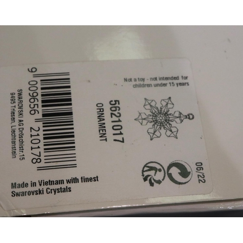 318 - Boxed Swarovski crystal glass snowflake Christmas ornament. P&P Group 2 (£18+VAT for the first lot a... 