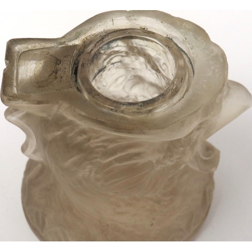 319 - Continental frosted glass cockerel inkwell, lacking cover, H: 80 mm. P&P Group 1 (£14+VAT for the fi... 