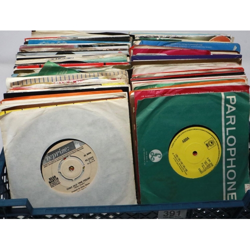 391 - A large collection of singles, including classic rock and Cliff Richard. P&P Group 2 (£18+VAT for th... 