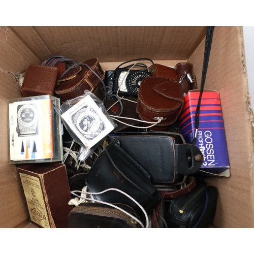 433 - A very large collection of mixed photographic light meters. P&P Group 2 (£18+VAT for the first lot a... 