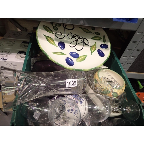 1039 - Mixed glassware including a Dartington crystal bowl. Not available for in-house P&P