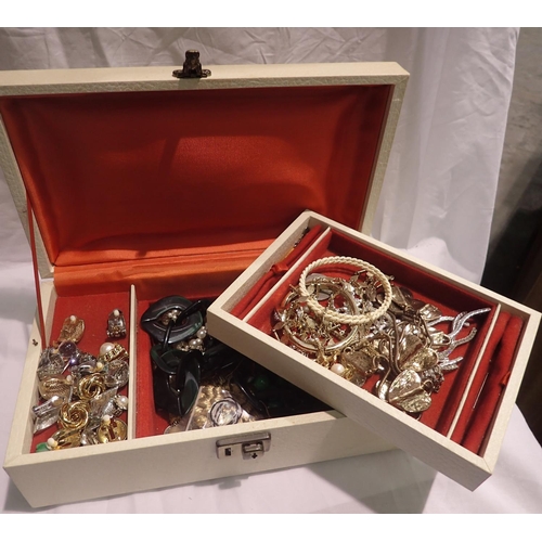 1070 - Jewellery box with costume jewellery contents. P&P Group 1 (£14+VAT for the first lot and £1+VAT for... 