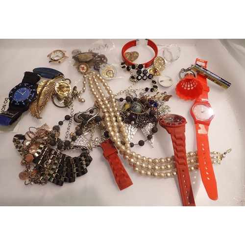 1075 - Mixed costume jewellery and watches. P&P Group 1 (£14+VAT for the first lot and £1+VAT for subsequen... 