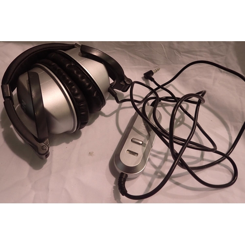 1084 - Pair of Tevion noise cancelling headphones, model number PH2102, working at lotting. P&P Group 1 (£1... 