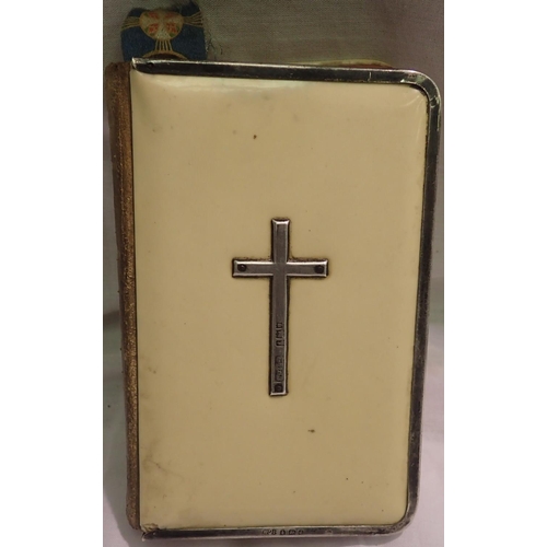 1098 - Prayer book circa 1908 with hallmarked silver cross and binding. P&P Group 1 (£14+VAT for the first ... 