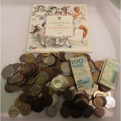 1101 - Collection of mixed UK and world coins including a Royal Mint Commonwealth Games 1986 uncirculated t... 