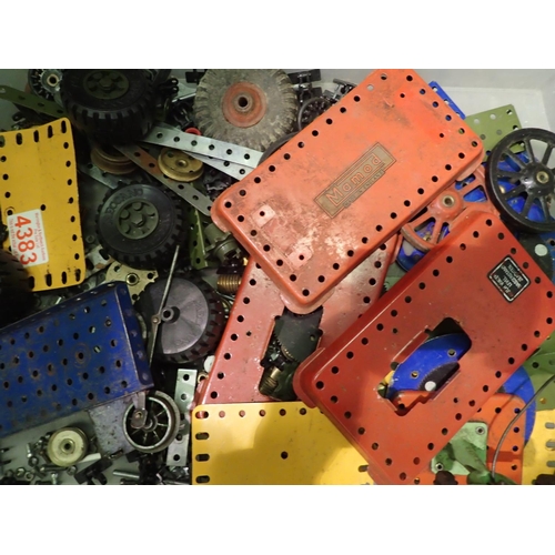 1105 - Selection of Meccano pieces including military, three Mamod steam engine base plates, one flywheel, ... 