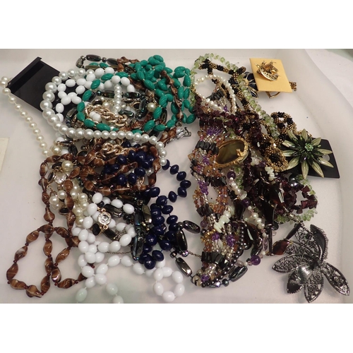 1118 - Quantity of mixed costume jewellery. P&P Group 1 (£14+VAT for the first lot and £1+VAT for subsequen... 