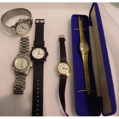 1123 - Box of mixed fashion wristwatches. P&P Group 1 (£14+VAT for the first lot and £1+VAT for subsequent ... 