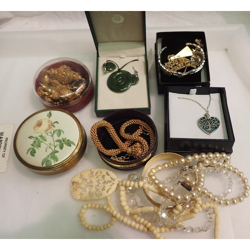 1125 - Mixed items, mainly costume jewellery. P&P Group 1 (£14+VAT for the first lot and £1+VAT for subsequ... 