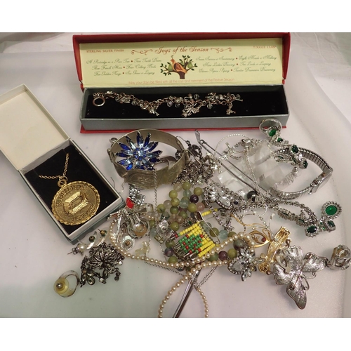 1130 - Mixed jewellery including some silver. P&P Group 1 (£14+VAT for the first lot and £1+VAT for subsequ... 