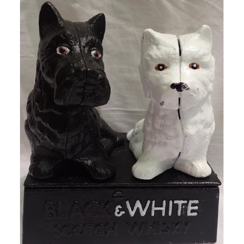 1136 - Cast iron black and white dogs. P&P Group 1 (£14+VAT for the first lot and £1+VAT for subsequent lot... 