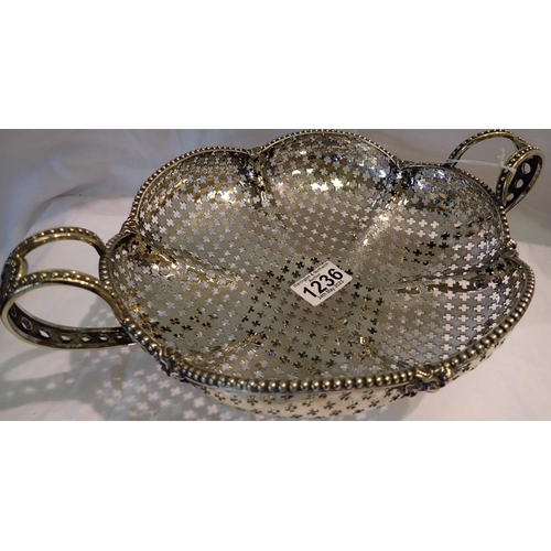 1236 - Silver plated pierced footed dish with twin handles, D: 25 cm. P&P Group 2 (£18+VAT for the first lo... 