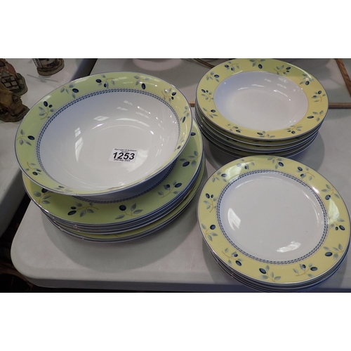 1253 - 19 piece Royal Doulton Blueberry dinner service. Not available for in-house P&P