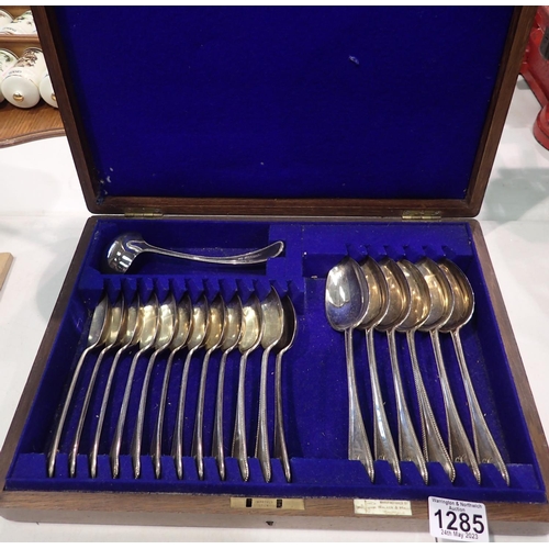 1285 - A canteen of Walker and Hall silver plated spoons, complete. P&P Group 2 (£18+VAT for the first lot ... 