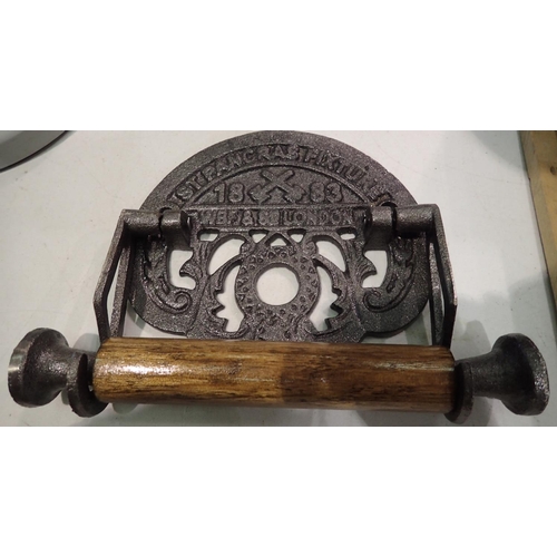 1288 - Cast iron St Pancras toilet roll holder, W: 18 cm. P&P Group 1 (£14+VAT for the first lot and £1+VAT... 