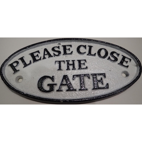 1364 - Cast iron Please Close The Gate sign, W: 12 cm. P&P Group 1 (£14+VAT for the first lot and £1+VAT fo... 