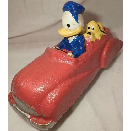 1385 - Cast iron Daffy Duck and Pluto in car. P&P Group 1 (£14+VAT for the first lot and £1+VAT for subsequ... 