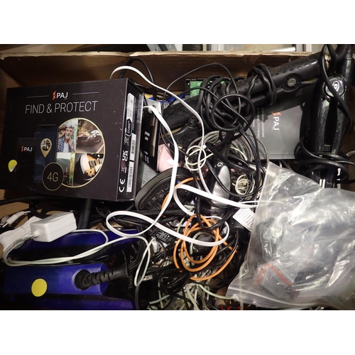 1402 - Mixed lot of electrical items. Not available for in-house P&P