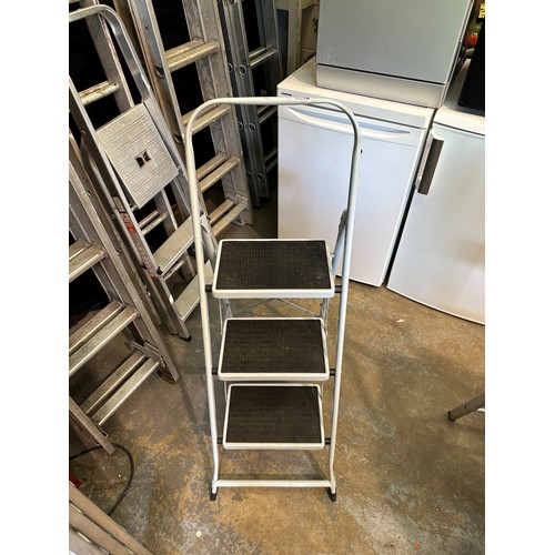 1712 - A three step and two step set of ladders. Not available for in-house P&P