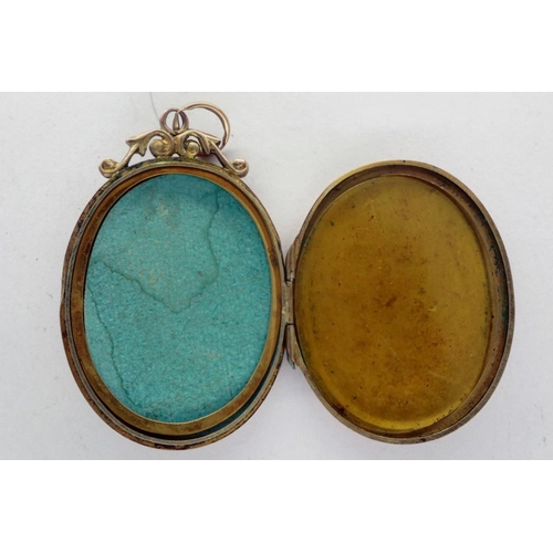 61 - 9ct gold pendant locket, H: 30 mm, 3.4g. P&P Group 1 (£14+VAT for the first lot and £1+VAT for subse... 