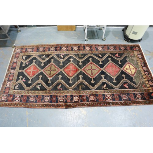 2097 - Esposa edition Persian classic rug in geometric design, 302 x 147 cm. Not available for in-house P&P