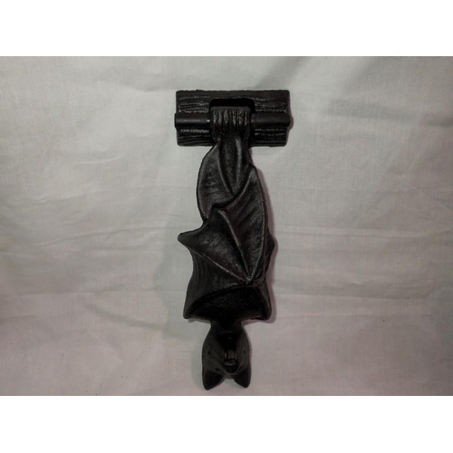 1062 - Cast iron bat door knocker, H: 12 cm. P&P Group 1 (£14+VAT for the first lot and £1+VAT for subseque... 