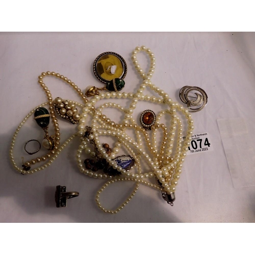 1074 - Mixed jewellery including silver. P&P Group 1 (£14+VAT for the first lot and £1+VAT for subsequent l... 