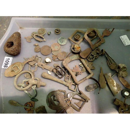 1098 - A collection of metal detecting finds and relics. P&P Group 2 (£18+VAT for the first lot and £3+VAT ... 