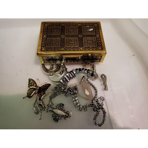 1117 - Musical jewellery box with contents. P&P Group 1 (£14+VAT for the first lot and £1+VAT for subsequen... 