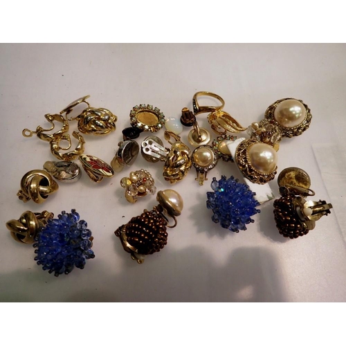 1118 - Quantity of mixed costume clip on earrings. P&P Group 1 (£14+VAT for the first lot and £1+VAT for su... 