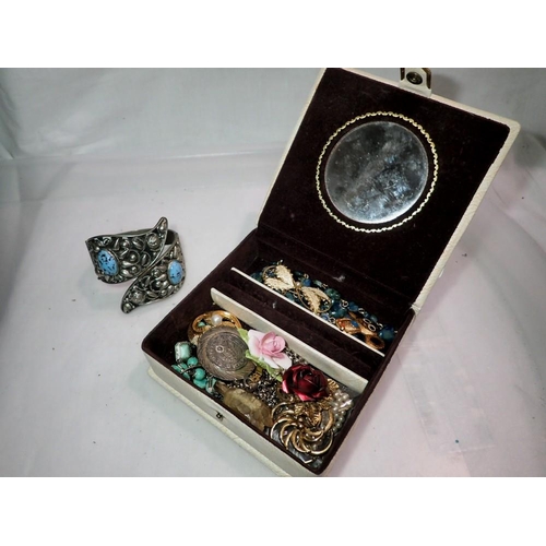 1119 - Jewellery box containing costume jewellery. . P&P Group 1 (£14+VAT for the first lot and £1+VAT for ... 