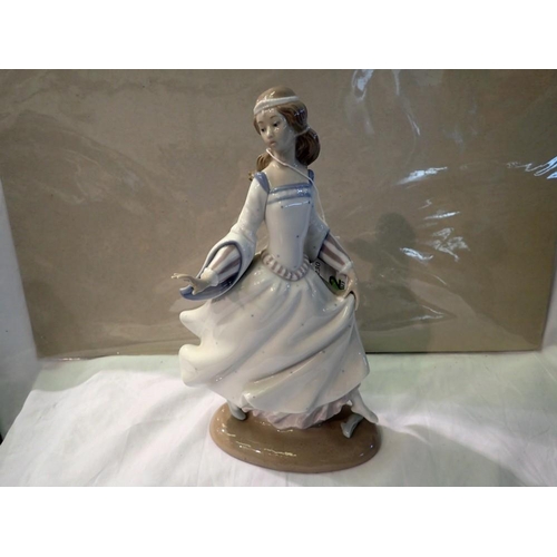 1220 - Lladro Cinderella figurine, H: 25 cm, no cracks or chips. P&P Group 2 (£18+VAT for the first lot and... 