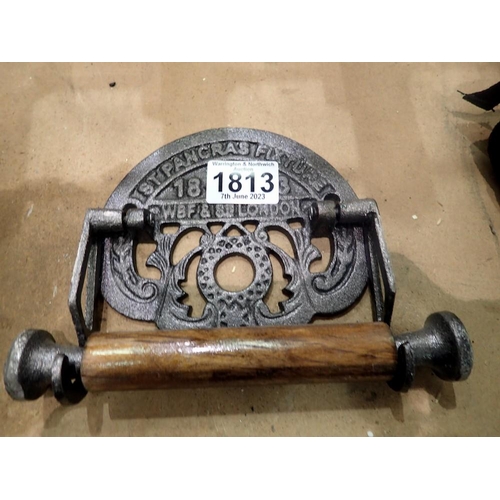 1813 - Cast iron St Pancras toilet roll holder. P&P Group 1 (£14+VAT for the first lot and £1+VAT for subse... 