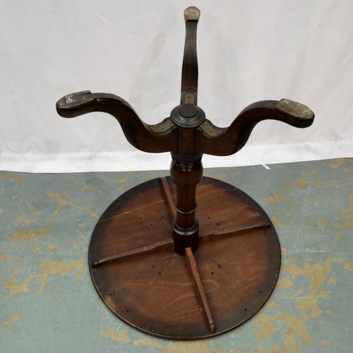 2124 - George III walnut tripod table, D: 61 cm, H: 68 cm. Not available for in-house P&P