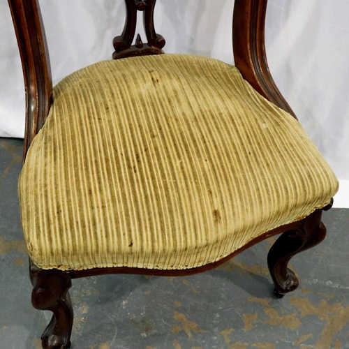 2129 - A Victorian carved walnut parlour chair with pierced back rest. Not available for in-house P&P