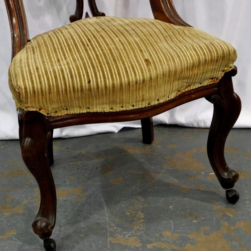 2129 - A Victorian carved walnut parlour chair with pierced back rest. Not available for in-house P&P