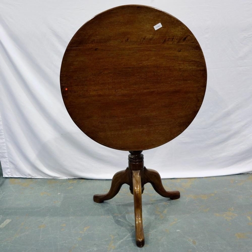 2151 - Oak tilt top circular table on tripod support, D: 76 cm, H: 78 cm, some light surface scratches, hin... 