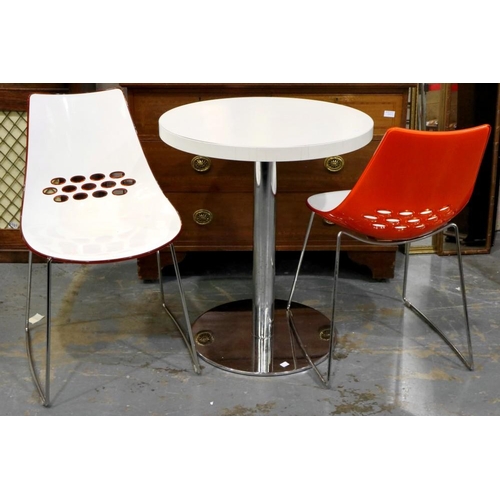 2159 - Mid century Italian table and two orange and white jam chairs by Colligaris, table D: 64 cm, H: 77 c... 