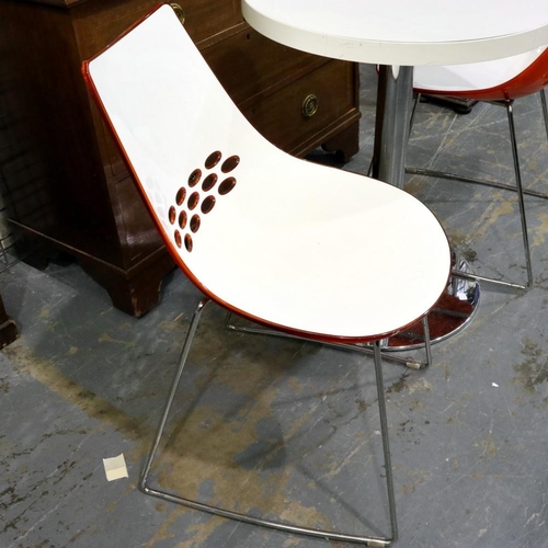 2159 - Mid century Italian table and two orange and white jam chairs by Colligaris, table D: 64 cm, H: 77 c... 