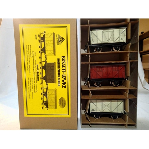 2078 - O gauge Bassett Lowke (China), BL99029 set of three tinplate vans, 8 ton goods, vent meat and insula... 