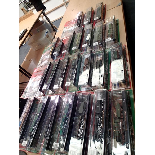 2090 - Twenty four Great British locomotive collection of OO scale static cast resin models on plinths, all... 