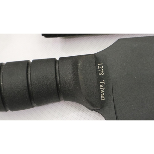 2135 - Ka-Bar Warthog modern hunting knife with blackened blade and canvas sheath. P&P Group 2 (£18+VAT for... 