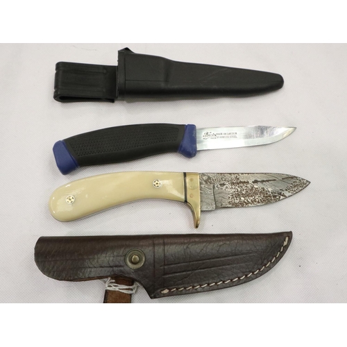2139 - Custom hunting knife with Damascus steel blade, horn grips and leather sheath. P&P Group 2 (£18+VAT ... 