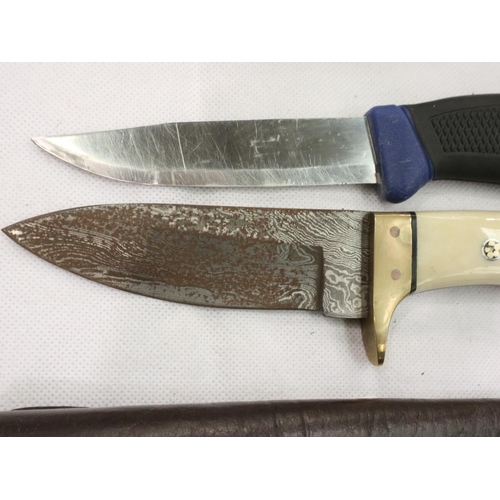 2139 - Custom hunting knife with Damascus steel blade, horn grips and leather sheath. P&P Group 2 (£18+VAT ... 