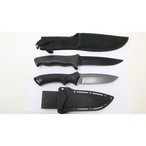2147 - Two divers knives, Frosts Mora and Schrade SCHF31, with a further hunting knife, all with sheathes (... 
