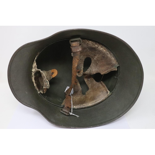 2183 - WWI German M18 Stahlhelm helmet with liner. P&P Group 2 (£18+VAT for the first lot and £3+VAT for su... 