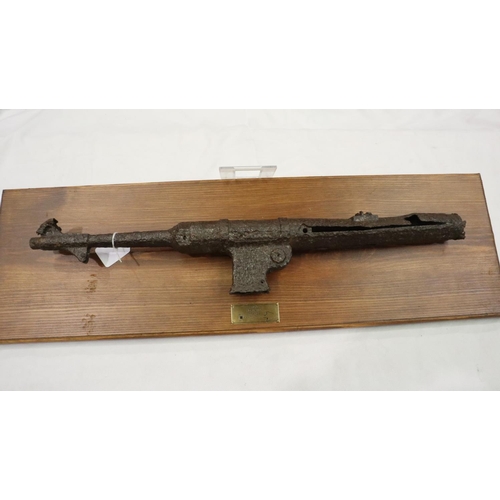 2252 - WWII Normandy relic German MP 40, later mounted. P&P Group 3 (£25+VAT for the first lot and £5+VAT f... 