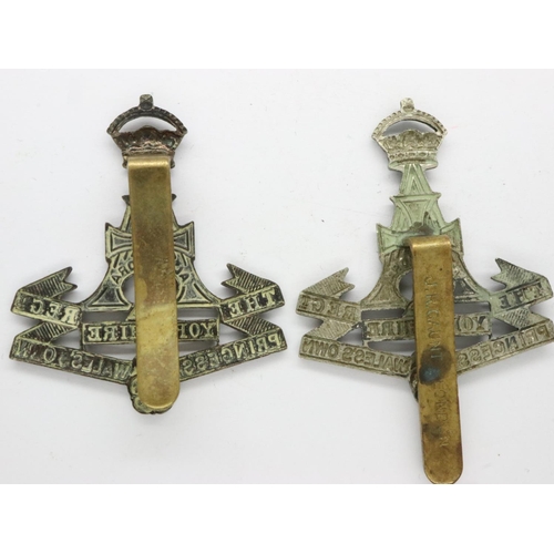 2302 - The Green Howards, two WWI cap badges of the Yorkshire Regiment, one by Gaunt (2). P&P Group 1 (£14+... 