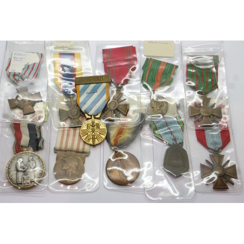 2392 - Ten French WWI and WWII medals: Combat Cross, Great War medal, Victory medal, Croix de Guerre etc. P... 